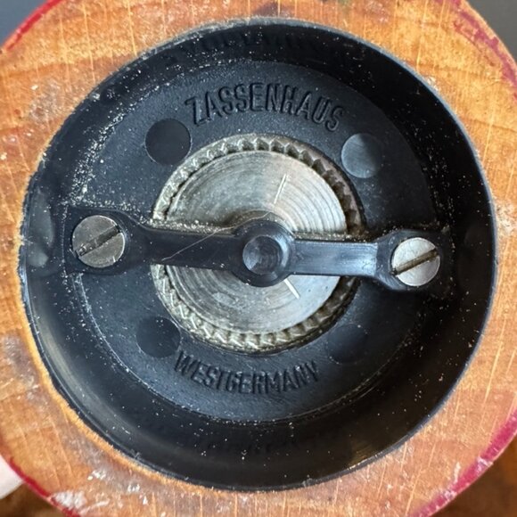 Vintage Zassenhaus Red Floral Pepper Mill - Picture 10 of 11